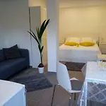 Neza Balcony Mountain View Apartment